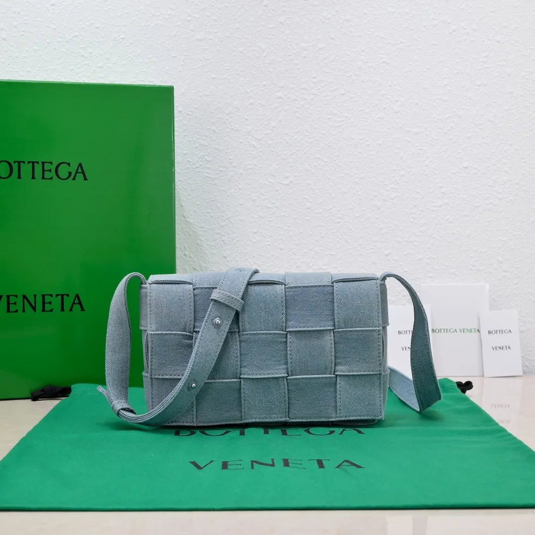 In stock: BV Cassette denim 15 squares. The light-colored denim denim is so beautiful. It will definitely be a favorite among denim lovers. It is simple, really special, casual and chill. I don’t dare to say that I know fashion if I don’t buy a denim bag this year! 23×15×5.5cm: Model: 6687% denim